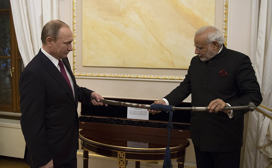 С Премьер-министром Индии Нарендрой Моди во время обмена подарками в ходе неформальной встречи.