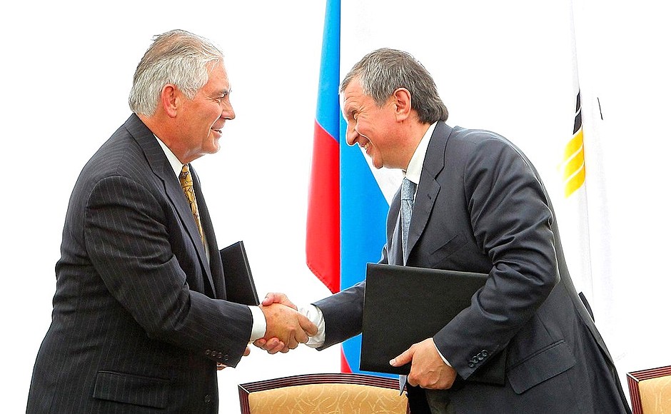 The Chairmen of Rosneft and ExxonMobil, Igor Sechin (right), and Rex Tillerson, signed an agreement on joint development of difficult-to-access reserves in western Siberia.