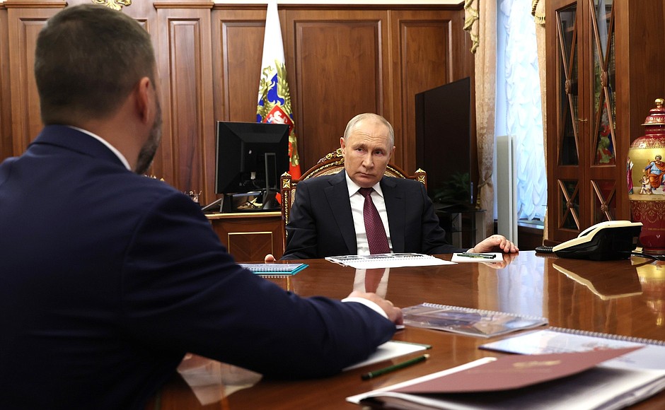 На встрече с временно исполняющим обязанности главы Донецкой Народной Республики Денисом Пушилиным.