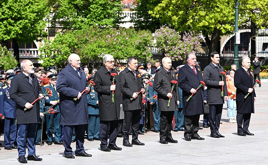 Vladimir Putin, together with the heads of foreign states who had arrived for the celebration of the 78th anniversary of Victory, laid flowers at the Tomb of the Unknown Soldier in the Alexander Garden.