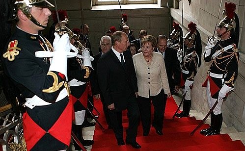 С Федеральным канцлером Германии Ангелой Меркель перед началом трехсторонних переговоров.