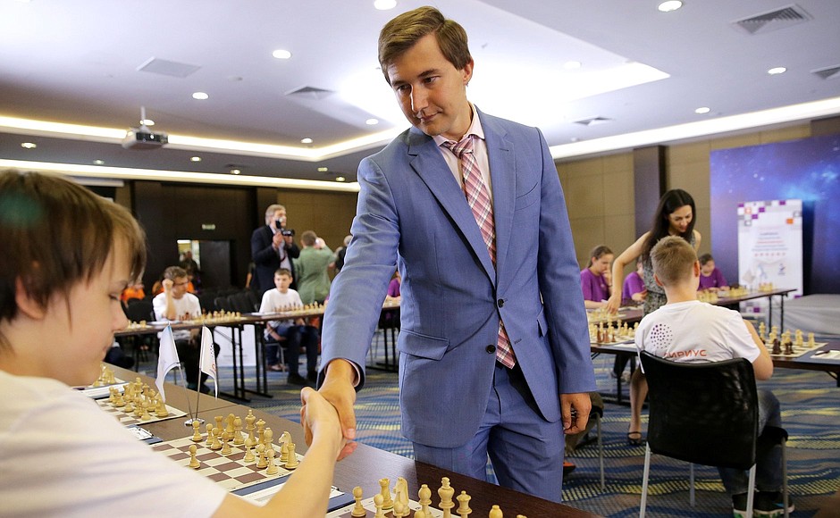 Grandmaster Sergei Karyakin with a student of the Sirius centre for gifted children.