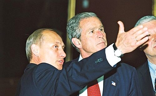 President Putin with US President George Bush examining the exhibition in the Russian Museum.