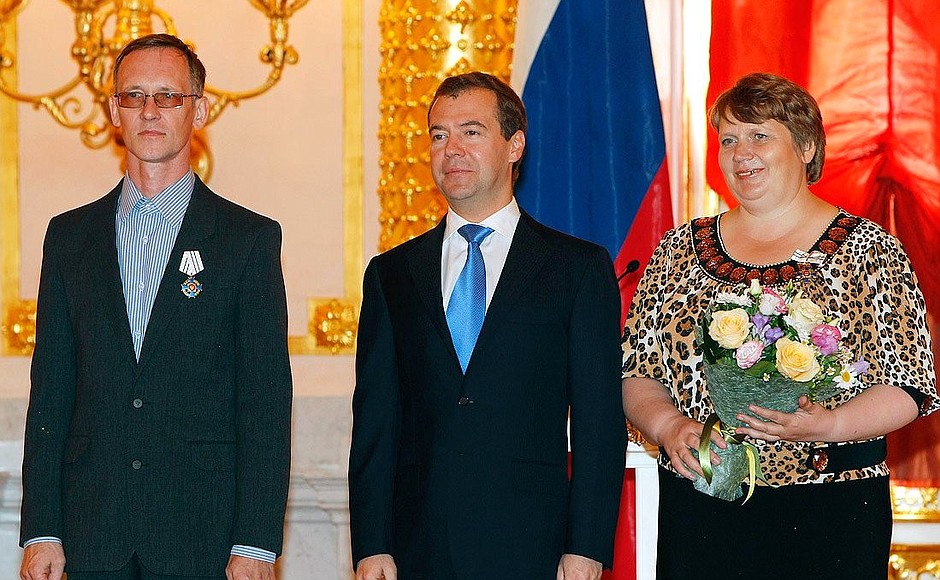Dmitry Medvedev presents the Order of Parental Glory to Inessa and Evgeny Fisenko, who are raising 12 children.