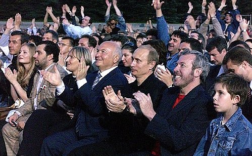 President Putin at Paul McCartney\'s concert. Left — Moscow Mayor Yury Luzhkov and his wife, Yelena Baturina, right -musician Andrei Makarevich.