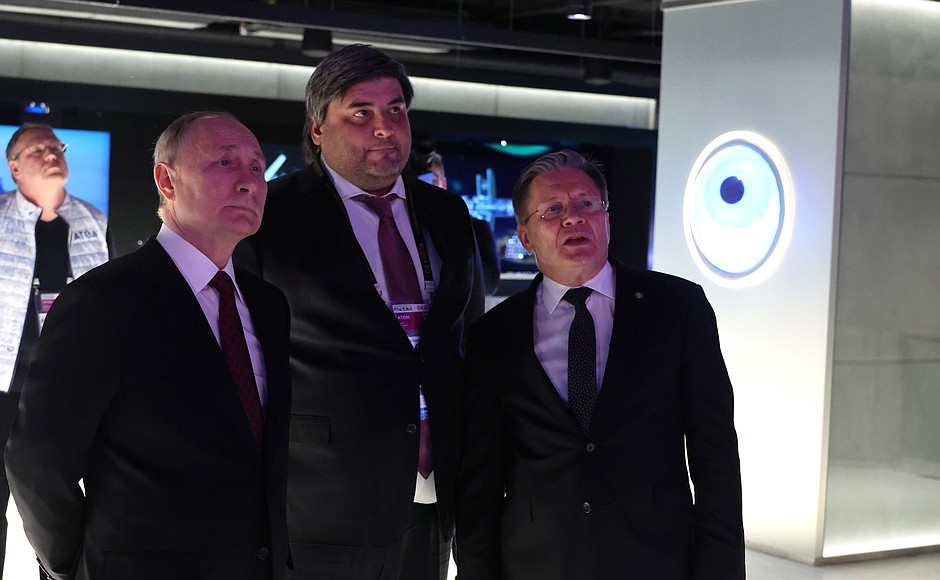 Visiting Russia International Exhibition and Forum. With Director General of the State Atomic Energy Corporation Rosatom Alexei Likhachev (right).