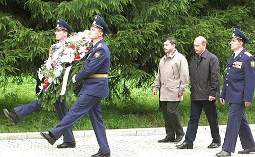 President Putin laying a wreath to the common grave where the father of Ukrainian President Leonid Kuchma is buried.