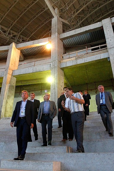 During his visit to Russky Island, Vladimir Putin reviewed progress in the construction of a seaquarium.