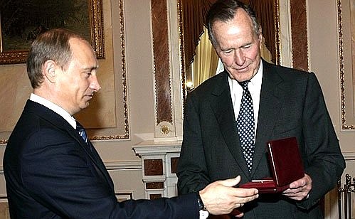 Встреча с бывшим президентом США Джорджем Бушем-старшим. В.Путин вручил Дж.Бушу-старшему юбилейную медаль «60 лет Победы».