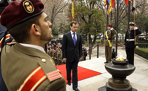 Дмитрий Медведев возложил венок к монументу павшим за Испанию.