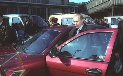 Посещение Горьковского автомобильного завода. Во время знакомства с образцами новой техники Владимир Путин сел за руль автомобиля «Волга» ГАЗ-3111.
