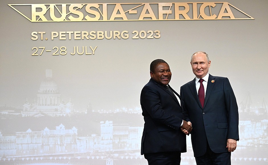 Before the Gala reception for participants in the second Russia–Africa Summit. With President of Mozambique Filipe Jacinto Nyusi.