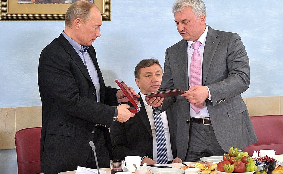 Президент Всероссийской федерации самбо Сергей Алексеев вручает Владимиру Путину орден Федерации самбо и отличительный золотой знак федерации.