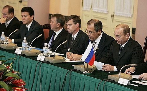 Российско-вьетнамские переговоры в расширенном составе.