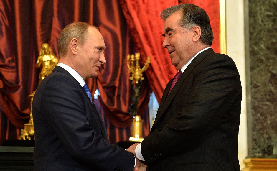 С Президентом Таджикистана Эмомали Рахмоном перед началом заседания Совета коллективной безопасности ОДКБ.