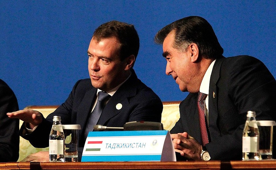 С Президентом Таджикистана Эмомали Рахмоном во время пресс-конференции по итогам заседания Совета глав государств – членов Шанхайской организации сотрудничества.