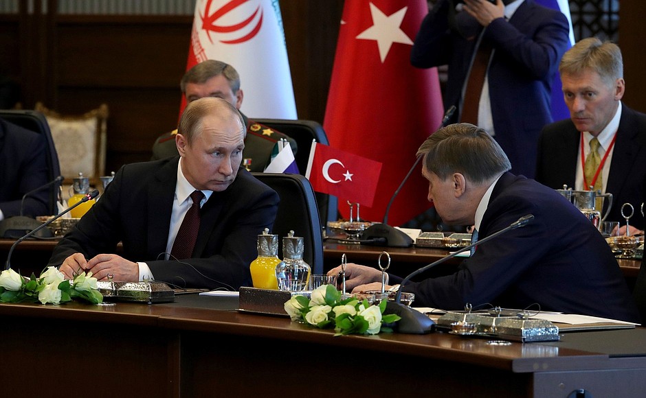 С помощником Президента Юрием Ушаковым перед началом трёхсторонней встречи президентов России, Турции и Ирана.
