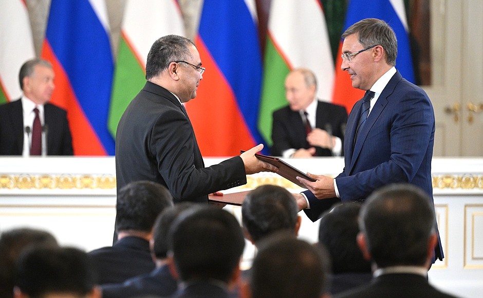 Церемония подписания российско-узбекистанских документов.