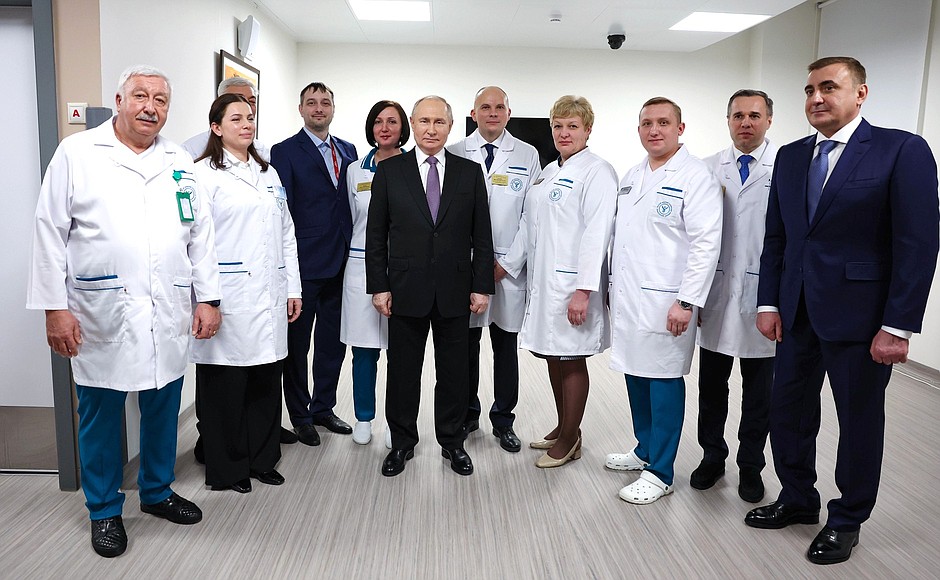 With the Tula Region’s oncology centre’s staff. Left: Governor of the Tula Region Alexei Dyumin.