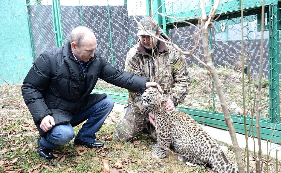 В Центре разведения и реабилитации переднеазиатского леопарда. С директором Центра Умаром Семеновым.