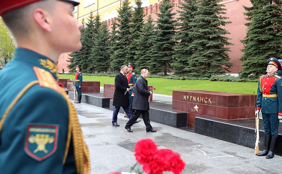 Владимир Путин и Президент Молдовы Игорь Додон возложили цветы к обелискам городов-героев.