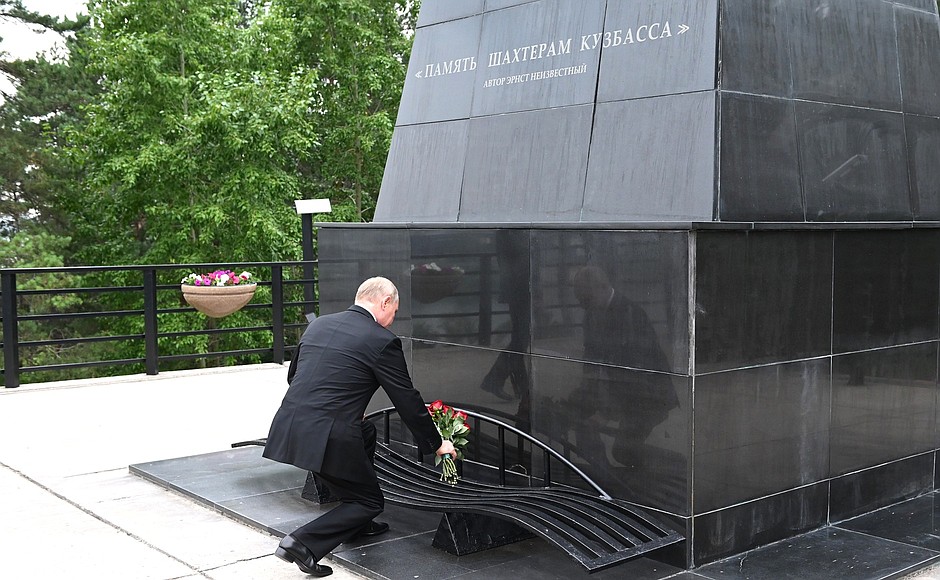 Владимир Путин возложил цветы к монументу «Память шахтёрам Кузбасса».