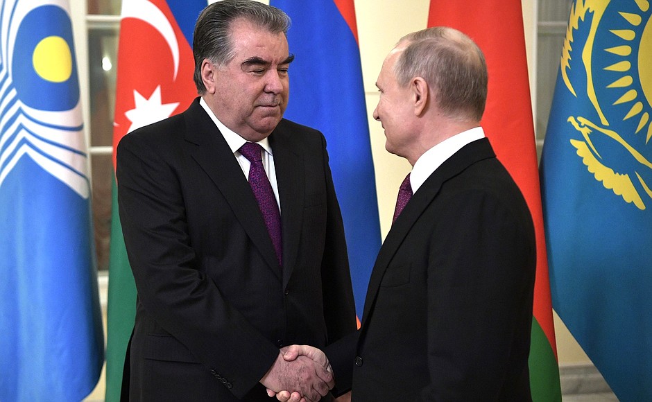 Перед началом неформального саммита СНГ. С Президентом Республики Таджикистан Эмомали Рахмоном.
