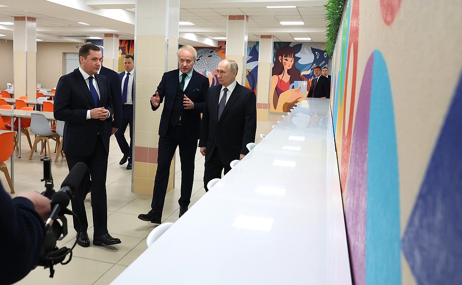 Visiting School No. 7 in Arkhangelsk. With Governor of the Arkhangelsk Region Alexander Tsybulsky (left) and Director of School No. 7 Ilya Ivankin.