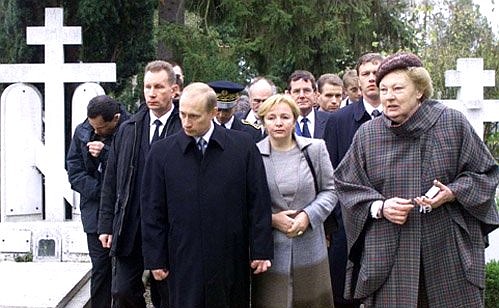 Владимир и Людмила Путины во время посещения русского кладбища в Сент-Женевьев‑де-Буа под Парижем.