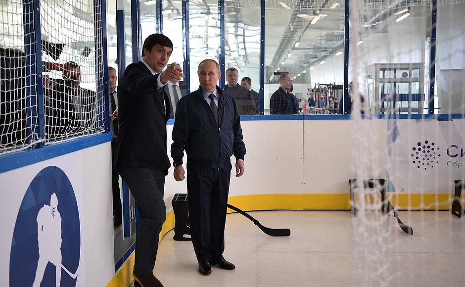 С учредителем фонда «Талант и успех» Валерием Каменским во время посещения хоккейной тренировочной базы в центре «Сириус».