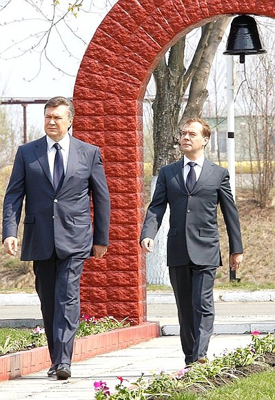 Dmitry Medvedev and President of Ukraine Viktor Yanukovych visited the memorial to the first victims of the Chernobyl disaster, located on the grounds in front of the nuclear station.