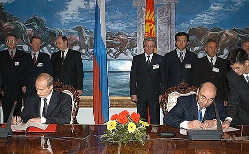 President Putin and Kyrgyz President Askar Akayev signing bilateral Russian-Kyrgyz documents.