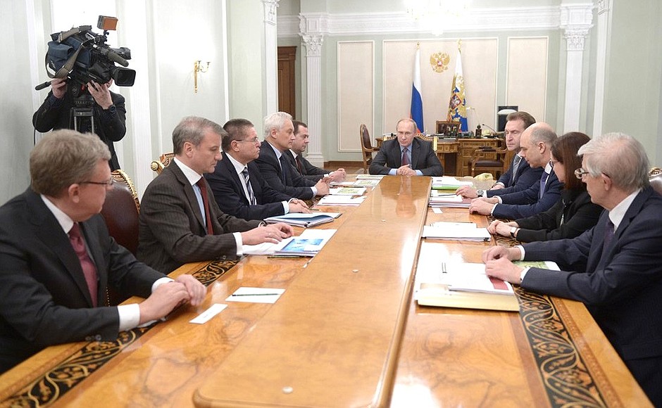 Meeting with economic experts.