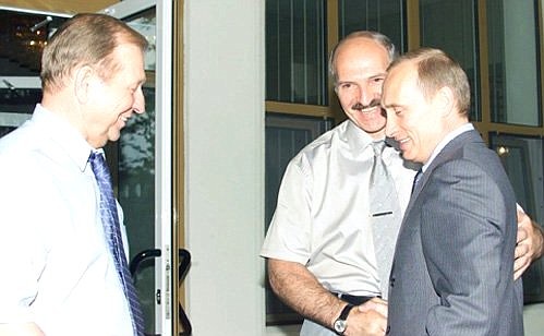 С Президентом Белоруссии Александром Лукашенко и Президентом Украины Леонидом Кучмой.