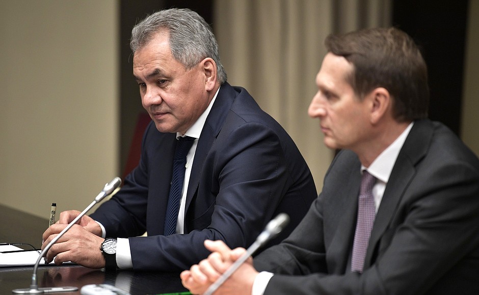 Director of the Foreign Intelligence Service Sergei Naryshkin (right) and Defence Minister Sergei Shoigu before the meeting with permanent members of Security Council.