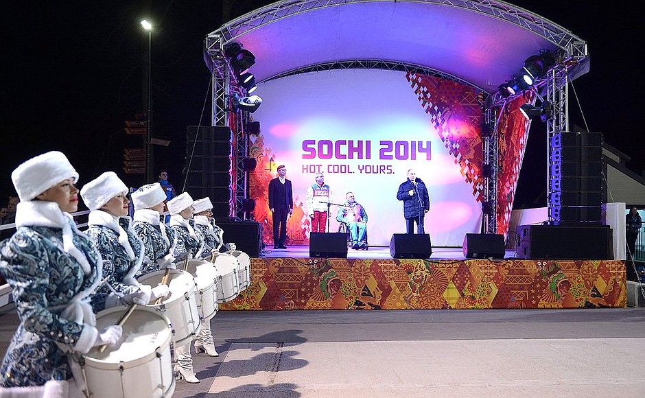 На церемонии поднятия флага Российской Федерации в горной Паралимпийской деревне.