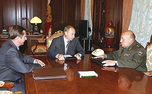 Слева от Президента Министр обороны Сергей Иванов, справа – начальник Генштаба Юрий Балуевский.