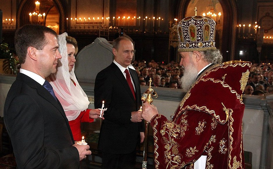 Dmitry Medvedev, Svetlana Medvedeva, Vladimir Putin, and Patriarch Kirill of Moscow and All Russia at the Easter service.