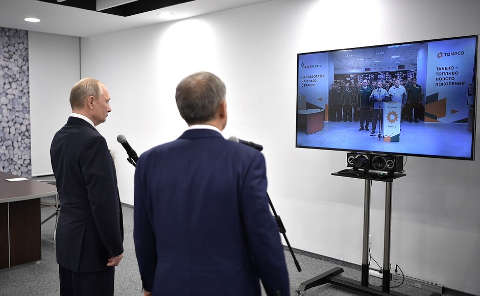 В.Путин и Р.Минниханов в режиме видеоконференции дали команду к началу промышленной отгрузки бензинов с нефтеперерабатывающего завода «ТАНЕКО» в Нижнекамске.