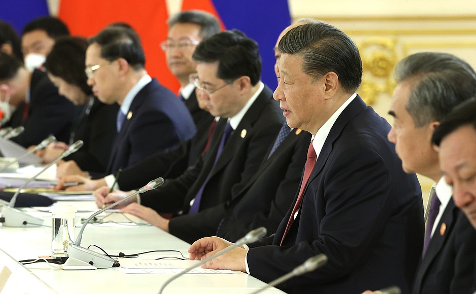 Председатель Китайской Народной Республики Си Цзиньпин в ходе российско-китайских переговоров в расширенном составе.