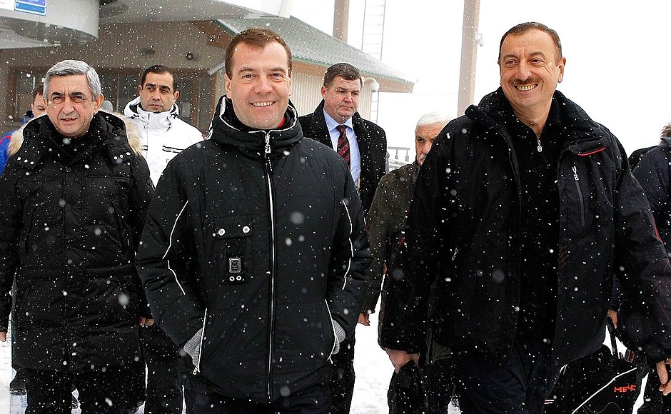 С Президентом Армении Сержем Саргсяном и Президентом Азербайджана Ильхамом Алиевым. На горнолыжном курорте Красная Поляна.