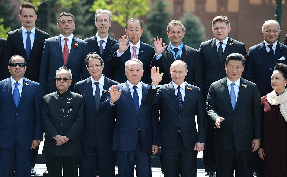 С главами иностранных государств и правительств, прибывшими в Москву на празднование 70-летия Победы. Фото: may9.ru