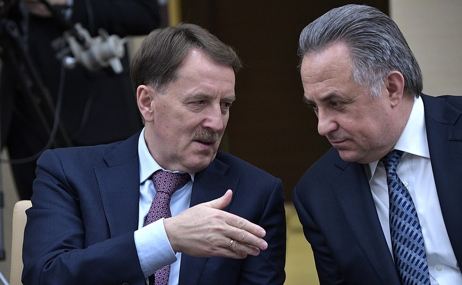 Deputy Prime Minister Alexei Gordeyev (left) and Deputy Prime Minister Vitaly Mutko before the meeting with Government members.