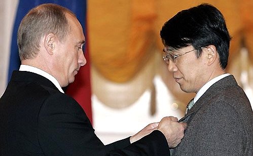 GEORGE\'S HALL, GRAND KREMLIN PALACE. President Vladimir Putin presented a Pushkin medal professor of the Faculty of Foreign Languages at Kyoto University Sangyo Mitsusi Kitadjyo at a state reception devoted to National Unity Day.