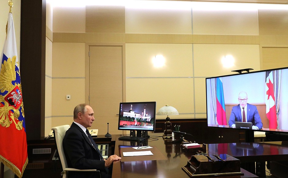 В ходе встречи с главой Удмуртской Республики Александром Бречаловым (в режиме видеоконференции).