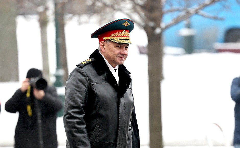 Министр обороны Сергей Шойгу в ходе церемонии возложения венка к Могиле Неизвестного Солдата.