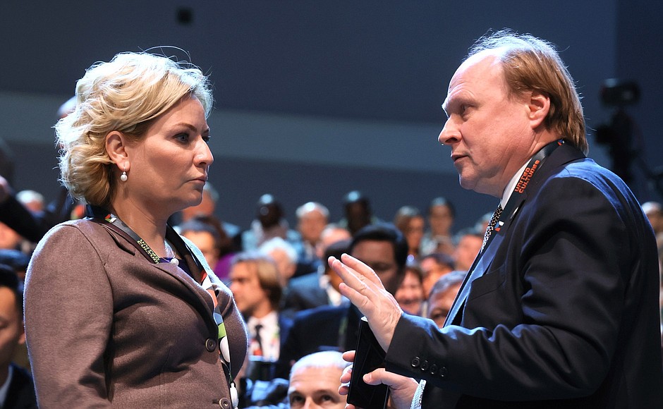 Minister of Culture Olga Lyubimova and Adviser to the President on Cultural Affairs Vladimir Tolstoy before the plenary session of the Forum of United Cultures.