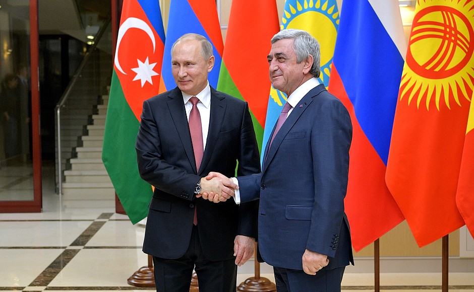 С Президентом Армении Сержем Саргсяном перед началом неформальной встречи глав государств СНГ.