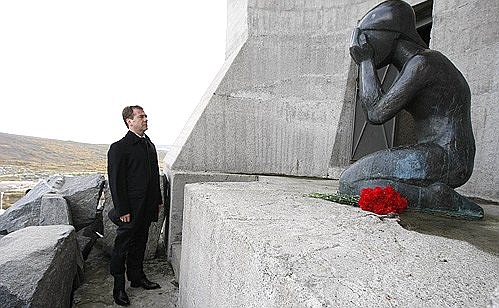 Возложение цветов к монументу в память о жертвах политических репрессий «Маска скорби».