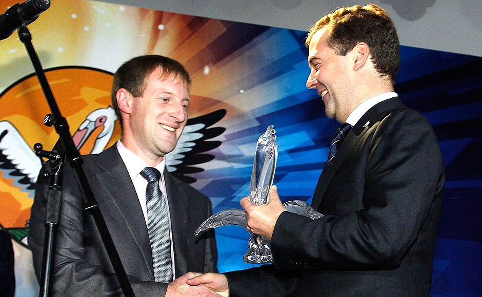 Dmitry Medvedev awards the main prize – the Crystal Pelican – to the winner of the National 2011 Teacher of the Year contest Alexei Ovchinnikov.